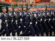 Курсанты Рязанского воздушно-десантного командного училища им. В.Ф. Маргелова (РВВДКУ) во время парада на Красной площади Москвы в честь Дня Победы (2021 год). Редакционное фото, фотограф Free Wind / Фотобанк Лори
