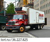 Large truck on Claremont Avenue, New York City, United States (2019 год). Редакционное фото, фотограф Валерия Попова / Фотобанк Лори
