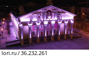 Night top view of the building of the drama theater. Стоковое видео, видеограф Евгений Ткачёв / Фотобанк Лори