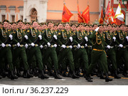 Курсанты Серпуховского филиала военной академии РВСН имени Петра Великого во время парада на Красной площади Москвы в честь Дня Победы (2021 год). Редакционное фото, фотограф Free Wind / Фотобанк Лори