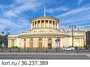 Здание наземного вестибюля станции метро "Площадь Восстания" солнечным июньским днем. Санкт-Петербург (2021 год). Редакционное фото, фотограф Виктор Карасев / Фотобанк Лори