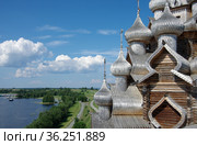 Россия, Карелия. Кижи. Русское деревянное зодчество. Вид с колокольни (2021 год). Редакционное фото, фотограф Natalia Sidorova / Фотобанк Лори