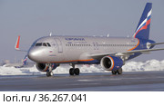 Aeroflot aircraft Airbus A320 on tarmac at the airport, winter view (2018 год). Редакционное фото, фотограф Данил Руденко / Фотобанк Лори
