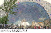 People at Market Hall entrance, Rotterdam (2016 год). Редакционное фото, фотограф Данил Руденко / Фотобанк Лори