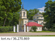 Спасо-Преображенская церковь в усадьбе матери русского классика И.С. Тургенева солнечным июльским днем. Спасское-Лутовиново. Орловская область, Россия (2021 год). Редакционное фото, фотограф Виктор Карасев / Фотобанк Лори