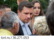 Депутат Саратовской областной Думы шестого созыва Николай Бондаренко беседует с участниками митинга коммунистов на Тверской улице в центре города Москвы, Россия (2021 год). Редакционное фото, фотограф Николай Винокуров / Фотобанк Лори