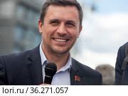 Депутат Саратовской областной Думы шестого созыва Николай Бондаренко выступает на митинге коммунистов на Тверской улице в центре города Москвы, Россия (2021 год). Редакционное фото, фотограф Николай Винокуров / Фотобанк Лори