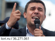 Депутат Саратовской областной Думы шестого созыва Николай Бондаренко выступает на митинге коммунистов на Тверской улице в центре города Москвы, Россия (2021 год). Редакционное фото, фотограф Николай Винокуров / Фотобанк Лори