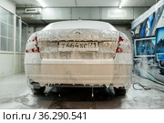 Автомашина покрытая пеной стоит на мойке (2021 год). Редакционное фото, фотограф Игорь Низов / Фотобанк Лори