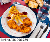 Breaded chicken breast with french fries closeup. Стоковое фото, фотограф Яков Филимонов / Фотобанк Лори