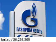 Логотип Газпром нефть крупным планом на фоне неба. Россия (2021 год). Редакционное фото, фотограф Grigory_Gez / Фотобанк Лори