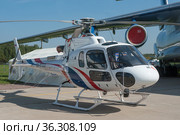 Российский вертолет Eurocopter AS350 B3 с номером RA-07222 Центра эксплуатации объектов космической инфраструктуры на Международном авиасалоне МАКС-2019 в Жуковском, Россия, вид справа-спереди. Редакционное фото, фотограф Малышев Андрей / Фотобанк Лори