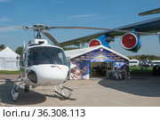 Российский вертолет Eurocopter AS350 B3 с номером RA-07222 Центра эксплуатации объектов космической инфраструктуры на Международном авиасалоне МАКС-2019 в Жуковском, Россия. Редакционное фото, фотограф Малышев Андрей / Фотобанк Лори