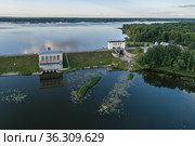 Московская область, Можайское водохранилище, плотина в устье реки Колочь (2021 год). Редакционное фото, фотограф glokaya_kuzdra / Фотобанк Лори