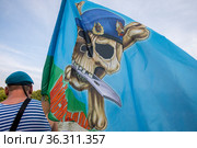 Ветераны Воздушно-десантных войск встречаются с однополчанами в парке Горького в День ВДВ и очередную годовщину образования ВДВ, Москва (2021 год). Редакционное фото, фотограф Николай Винокуров / Фотобанк Лори