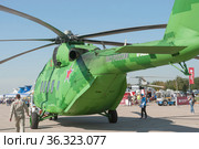 Транспортировка нового российского военного транспортного вертолёта Миль Ми-38Т в цифровом камуфляже на Международном авиасалоне МАКС-2019, Жуковский, Россия, вид слева-сзади. Редакционное фото, фотограф Малышев Андрей / Фотобанк Лори