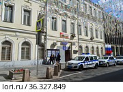 Трехэтажное административное здание, построено во второй половине XVIII века для князя Б. Г. Шаховского. Улица Большая Дмитровка, 28. Отдел МВД России по Тверскому району. Город Москва (2019 год). Редакционное фото, фотограф lana1501 / Фотобанк Лори