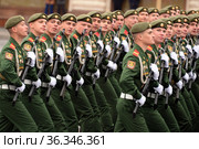 Военнослужащие 27-й отдельной гвардейской мотострелковой Севастопольской Краснознамённой бригады во время парада на Красной площади Москвы в честь Дня Победы (2021 год). Редакционное фото, фотограф Free Wind / Фотобанк Лори