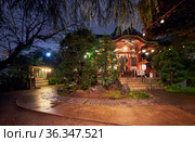 Small local shrine in Shibuya at night. Tokyo. Japan (2019 год). Редакционное фото, фотограф Сергей Пристяжнюк (Serg Zastavkin) / Фотобанк Лори