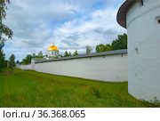 Город Печоры. Тайловская башня и стена Cвято-Успенского Псково-Печерского монастыря на фоне Михалоархангельского собора (2016 год). Стоковое фото, фотограф Зобков Юрий / Фотобанк Лори
