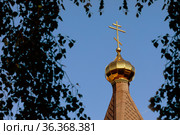 Православный крест на куполе храма при закате. Небесный пейзаж в ясный летний вечер. Санкт-Петербург, Россия (2021 год). Редакционное фото, фотограф Grigory_Gez / Фотобанк Лори