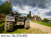 Вездеход-болотоход на фоне красивой церкви. Россия, Архангельская область, село Ненокса (2021 год). Стоковое фото, фотограф Яковлев Сергей / Фотобанк Лори