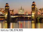 Смольный собор в створе Большеохтинского моста белой ночью. Санкт-Петербург (2019 год). Редакционное фото, фотограф Виктор Карасев / Фотобанк Лори