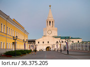 Спасская башня Казанского кремля на закате. Казань. Республика Татарстан. Россия (2021 год). Редакционное фото, фотограф E. O. / Фотобанк Лори