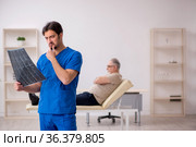 Old male patient visting young male doctor radilogist. Стоковое фото, фотограф Elnur / Фотобанк Лори