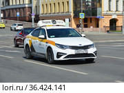 Автомобиль с брендом "Яндекс. Такси". Перекресток Большого и Малого Москворецких мостов, Болотной улицы и Лубочного переулка. Район Якиманка. Город Москва (2021 год). Редакционное фото, фотограф lana1501 / Фотобанк Лори