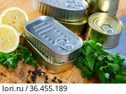 Tin cans with ring pull on wooden surface with lemon and greens. Стоковое фото, фотограф Яков Филимонов / Фотобанк Лори