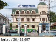 "Газпромбанк".  Улица Льва Толстого, 30А. Самара (2021 год). Редакционное фото, фотограф Владимир Макеев / Фотобанк Лори
