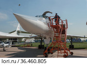 Советский и российский дальний сверхзвуковой ракетоносец-бомбардировщик Ту-22М3 Backfire номер на Международном авиационно-космическом салоне МАКС-2019 в Жуковском, Россия, вид справа-спереди. Редакционное фото, фотограф Малышев Андрей / Фотобанк Лори