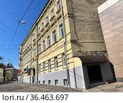 Москва, дом 5 строение 1 в Лялином переулке с сторәны Малого Казенного переулка. Ранее жилой дом с торговыми помещениями (1895, архитектор Алексей Щеглов). (2021 год). Стоковое фото, фотограф Овчинникова Ирина / Фотобанк Лори