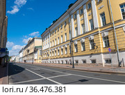 Улица Большая Никитская в солнечный летний день. Москва. Россия (2021 год). Редакционное фото, фотограф E. O. / Фотобанк Лори