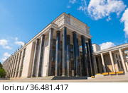 Здание российской государственной библиотеки в солнечный летний день. Москва. Россия (2021 год). Редакционное фото, фотограф E. O. / Фотобанк Лори