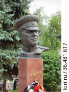Мемориал - бюст Г. К. Жукова Нижнем Новгороде на Ошарской площади (2021 год). Редакционное фото, фотограф Ельцов Владимир / Фотобанк Лори