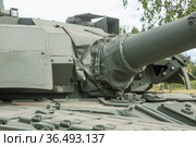 Российский модернизированный основной газотурбинный танк Т-80У-Е1 на полигоне Алабино в парке "Патриот", Международный военно-технический форум "Армия-2019", Московская область. Вид на пушку спереди. Редакционное фото, фотограф Малышев Андрей / Фотобанк Лори