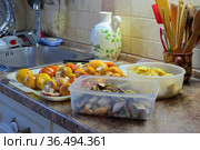 Сыроежки, маслята и белые грибы лежат на кухонной столешнице. Стоковое фото, фотограф Владимир Литвинов / Фотобанк Лори