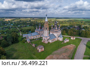 Вид на старинные церкви села Парское сентябрьским утром (аэросъемка). Ивановская область, Россия (2019 год). Стоковое фото, фотограф Виктор Карасев / Фотобанк Лори
