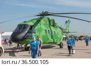 Транспортировка нового российского военного транспортного вертолёта Миль Ми-38Т в цифровом камуфляже на Международном авиасалоне МАКС-2019 в Жуковском, Россия, вид спереди. Редакционное фото, фотограф Малышев Андрей / Фотобанк Лори