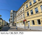 Москва, дом 5 строение 1 в Лялином переулке. Ранее жилой дом с торговыми помещениями (1895, архитектор Алексей Щеглов). (2021 год). Редакционное фото, фотограф Овчинникова Ирина / Фотобанк Лори