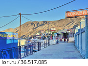 Крым, Орджоникидзе (Феодосия). Набережная в раннее утреннее время. (2020 год). Редакционное фото, фотограф Владимир Литвинов / Фотобанк Лори