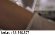 Фармацевтическое производство. Медицинские капсулы в упаковочной машине. Pharmaceutical production. Medical capsules are moving in a packaging machine. Стоковое видео, видеограф Евгений Романов / Фотобанк Лори