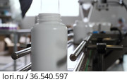 Фармацевтическое производство. Медицинские капсулы в упаковочной машине. Pharmaceutical production. Medical capsules are moving in a packaging machine. Стоковое видео, видеограф Евгений Романов / Фотобанк Лори