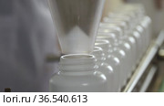 Фармацевтическое производство. Медицинские капсулы в упаковочной машине. Pharmaceutical production. Medical capsules are moving in a packaging machine. Стоковое видео, видеограф Евгений Романов / Фотобанк Лори
