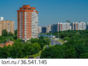 Москва, городская застройка в Кунцево, вид сверху на Рублёвское шоссе (2021 год). Редакционное фото, фотограф glokaya_kuzdra / Фотобанк Лори