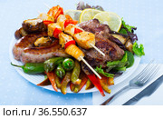 Bulgarian meshana scara with different cooking meat and vegetables. Стоковое фото, фотограф Яков Филимонов / Фотобанк Лори