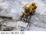 Грейдер очищает дорогу от снега во дворе жилого дома. Москва. (2021 год). Редакционное фото, фотограф Владимир Устенко / Фотобанк Лори