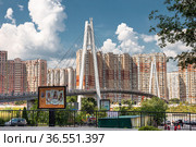 Krasnogorsk, Russia - 22 July. 2021. Microdistrict Pavshinskaya floodplain and cable-stayed bridge across Moskva river (2000 год). Редакционное фото, фотограф Володина Ольга / Фотобанк Лори